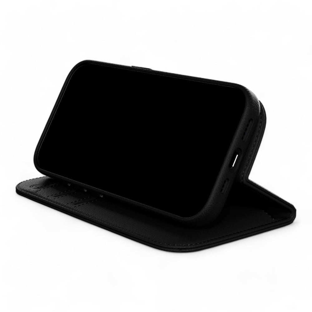 Estuche SwitchEasy Wallet iPhone 16 Card Folio M Leather Flip Phone Case With Stand Color Negro — foto 5