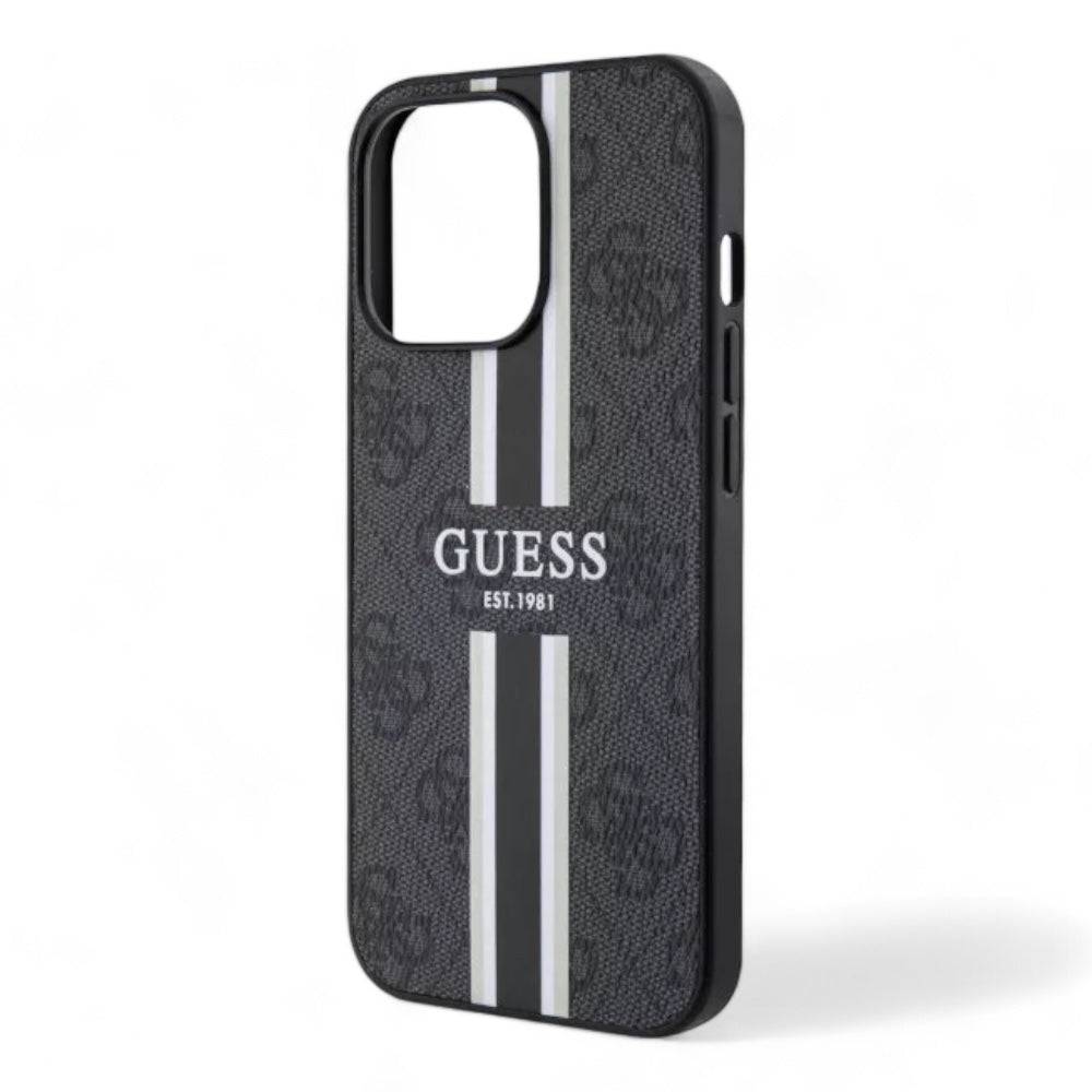 Estuche guess hard case iphone 15 pro max - pu leather black hard case 4g printed stripes color negro - MUNDO ACCESORIOS (B2C)