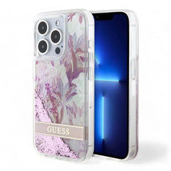 Estuche rígido Guess para iPhone 15 Pro con glitter líquido y flores, diseño transparente.