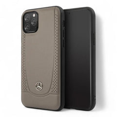 Estuche Mercedes-Benz rígido para iPhone 11 en cuero taupe perforado, diseño elegante y protección superior.