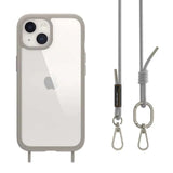 Estuche Switcheasy Roam gris para iPhone 15 Plus con correa incluida.