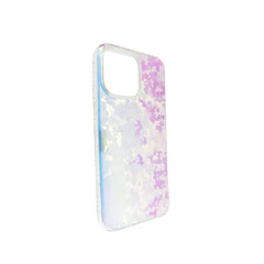 Estuche iridiscente para iPhone 15 con diseño de camuflaje multicolor.