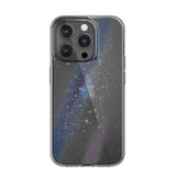 Estuche Switcheasy Cosmos para iPhone 15 Pro en diseño Nebula Multicolor.