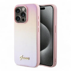 Estuche Guess PU Saffiano iridiscente para iPhone 15 Pro Max en color rosado, elegante y protector.