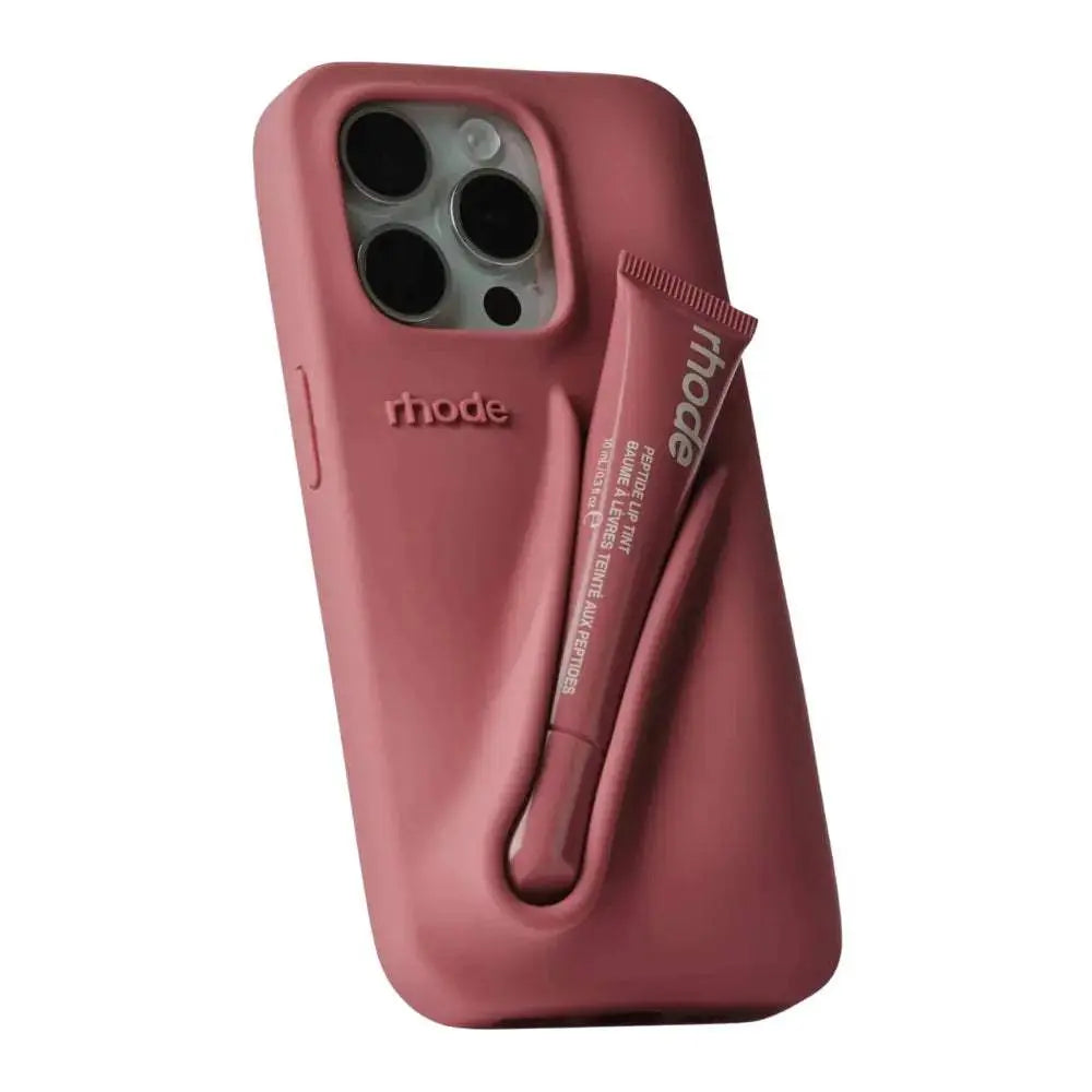 Estuche Rhode Glamour para iPhone 16 Pro Max en color Salty Tan.