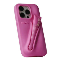 Estuche de lujo Rhode para iPhone 14 Pro Max en color pastel Shortcake, diseño elegante y protección premium.