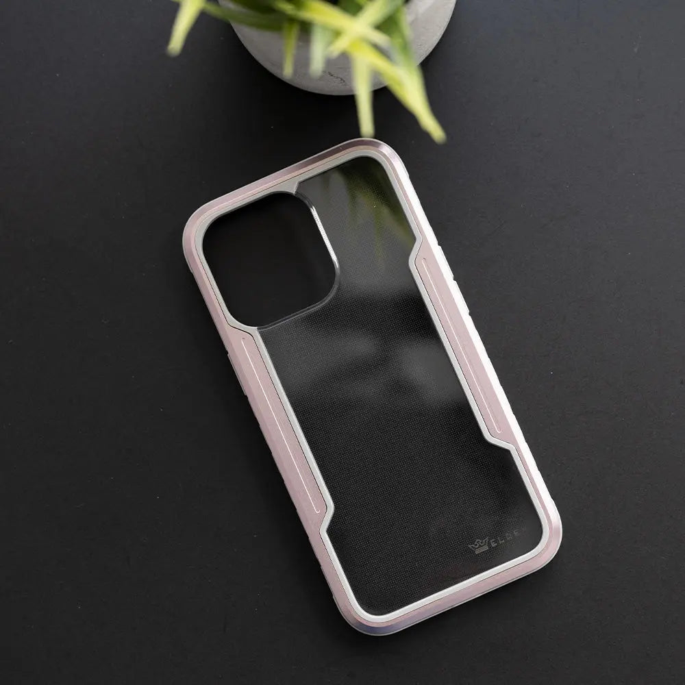 estuche protección El Rey Defense iPhone 13 Pro rosa sobre mesa negra