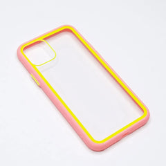 estuche transparente para iPhone 11 Pro en color rosado con bordes amigables y diseño resistente