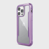 Estuche protector color morado Xdoria Raptic Shield Pro para iPhone 13 Pro.